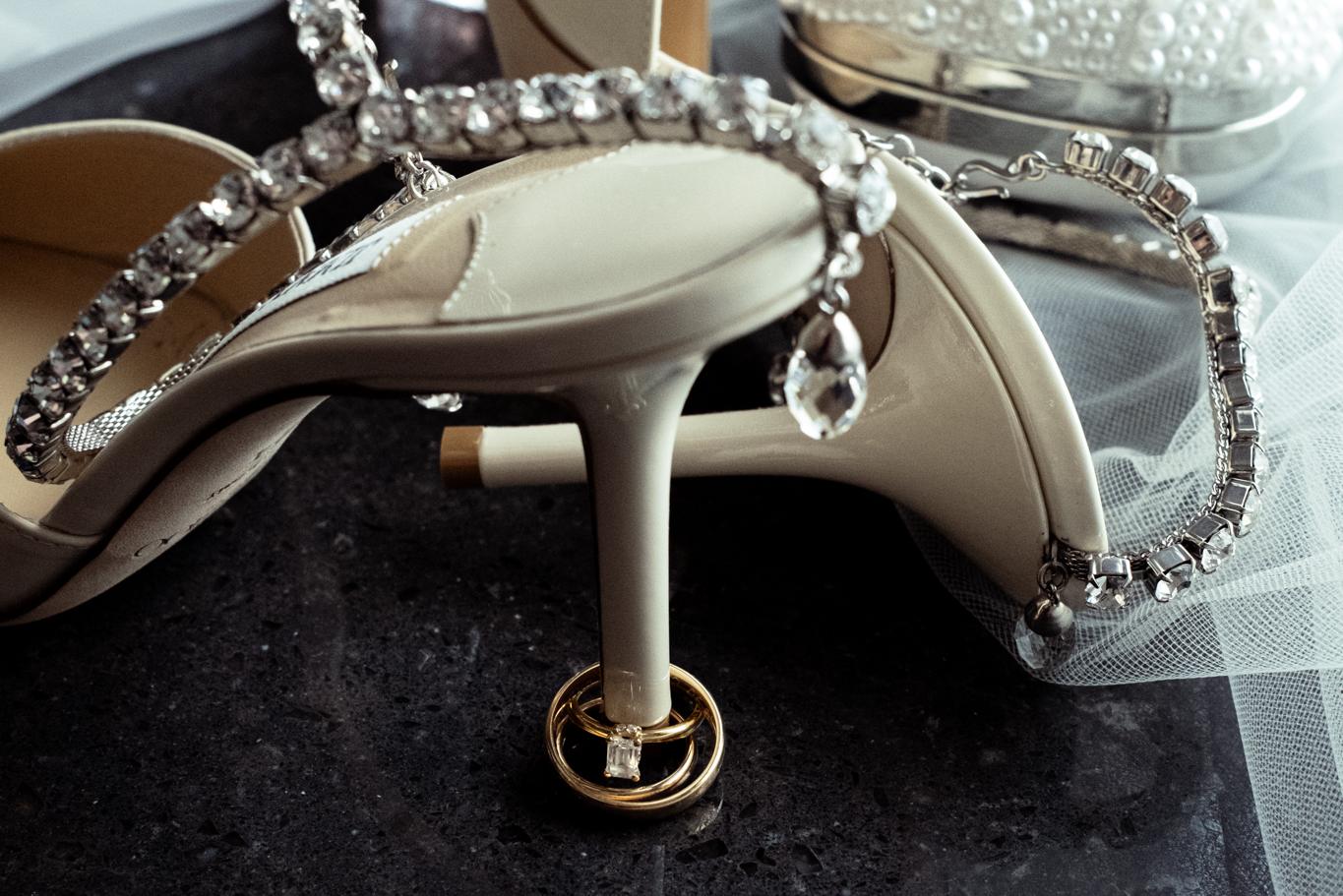 manolo blahnik brudesko med forlovelseringer.