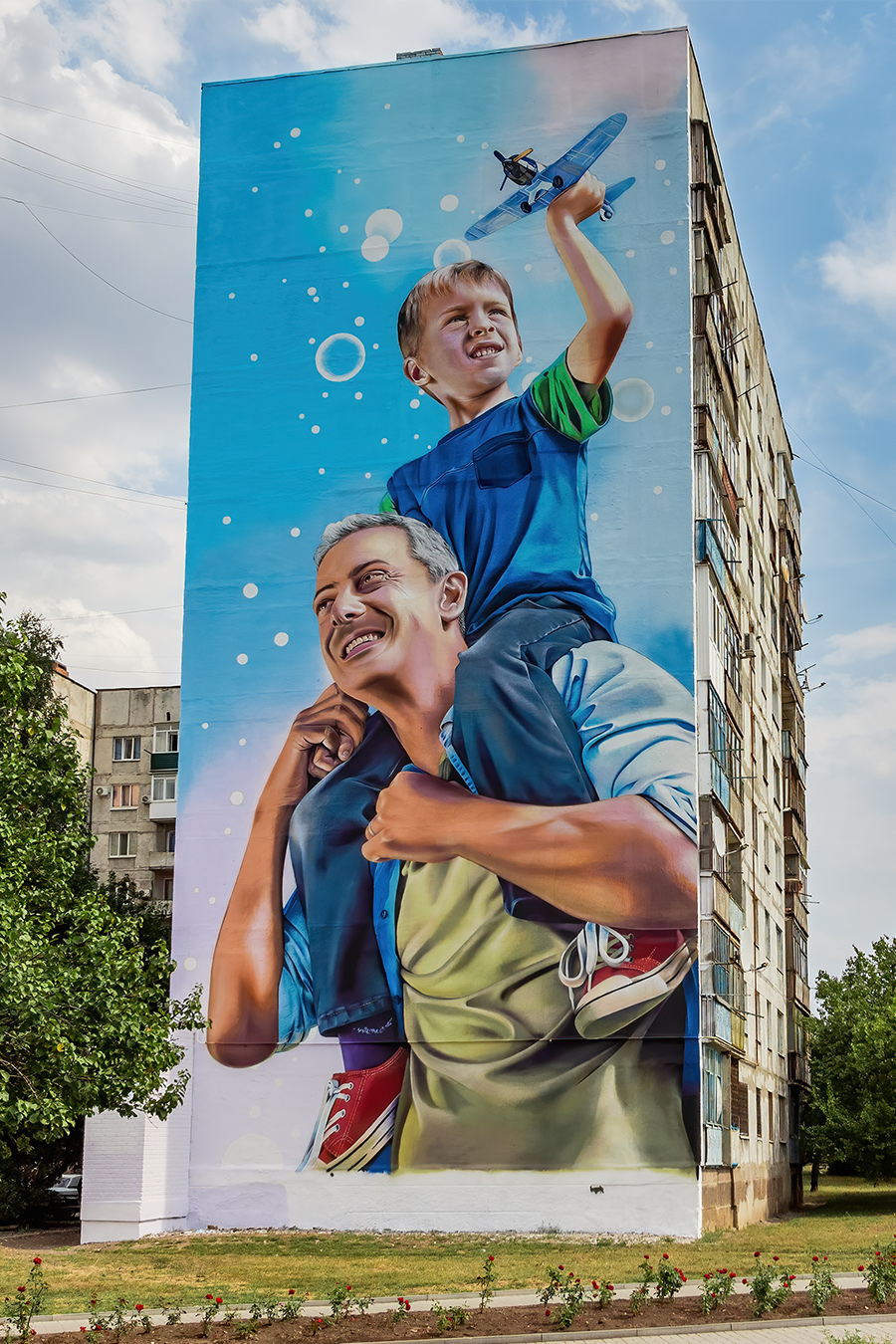 Мурал батько із сином