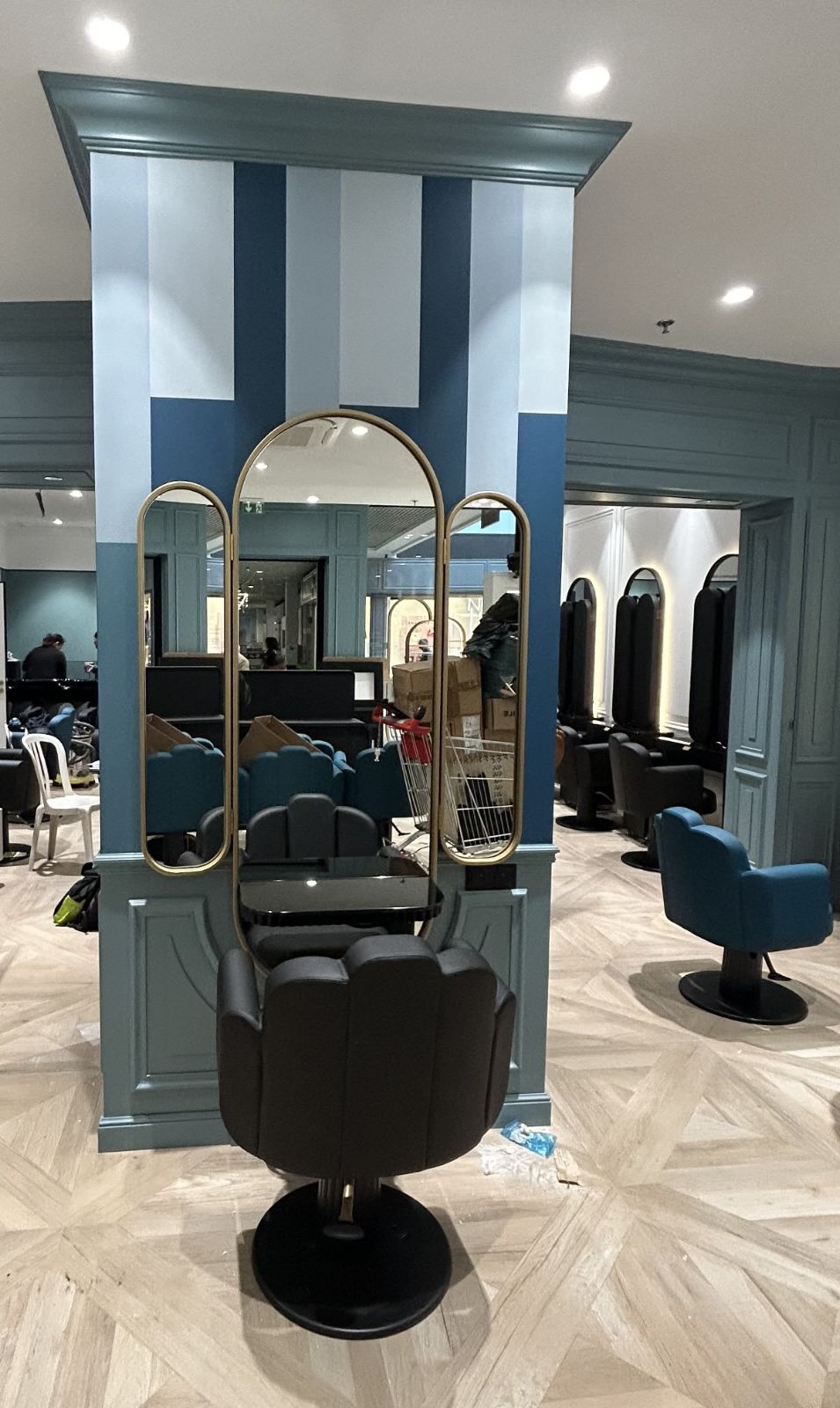 Agencement de Chaînes de Salons de Coiffure : Design Cohérent et Maximisation de l'Espace