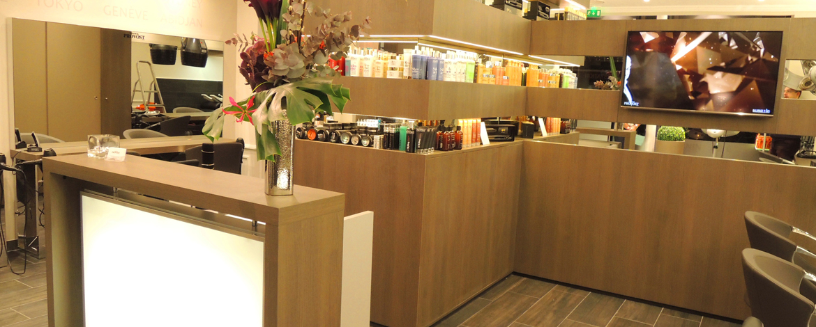 Agencement pour une chaîne de salons de coiffure. Réalisation d’un concept d’aménagement standardisé pour une chaîne de salons. Création de comptoirs d’accueil uniformisés, postes de coiffure ergonomiques et présentoirs de produits en menuiserie sur mesure. Design harmonisé pour refléter l’identité de la marque, tout en offrant robustesse et optimisation de l’espace pour un usage intensif dans plusieurs établissements.