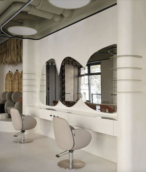 Agencement de salon de coiffure et bar à ongles moderne : Ce projet combine harmonieusement un espace de coiffure et un bar à ongles dans un design contemporain et fonctionnel. Les postes de coiffure, dotés de miroirs issus de notre miroiterie, offrent une ergonomie et une esthétique optimales. Les tables de manucure, réalisées sur mesure en menuiserie haut de gamme, allient élégance et praticité pour répondre aux besoins des professionnels et des clients. L’éclairage personnalisé et les matériaux soigneusement sélectionnés créent une ambiance lumineuse et accueillante, propice au bien-être. Grâce à notre équipement de pointe, chaque détail de cet agencement reflète une qualité d'exécution exceptionnelle, idéale pour des espaces multi-usages dans un environnement raffiné.