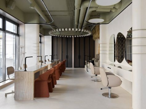 Agencement de salon de coiffure et bar à ongles moderne : Ce projet combine harmonieusement un espace de coiffure et un bar à ongles dans un design contemporain et fonctionnel. Les postes de coiffure, dotés de miroirs issus de notre miroiterie, offrent une ergonomie et une esthétique optimales. Les tables de manucure, réalisées sur mesure en menuiserie haut de gamme, allient élégance et praticité pour répondre aux besoins des professionnels et des clients. L’éclairage personnalisé et les matériaux soigneusement sélectionnés créent une ambiance lumineuse et accueillante, propice au bien-être. Grâce à notre équipement de pointe, chaque détail de cet agencement reflète une qualité d'exécution exceptionnelle, idéale pour des espaces multi-usages dans un environnement raffiné.