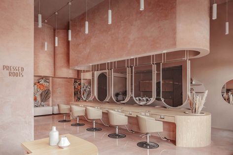 Agencement pour une chaîne de salons de coiffure Conception complète d’un aménagement standardisé pour une chaîne de salons de coiffure, mettant en avant notre expertise en menuiserie et miroiterie. Les miroirs, fabriqués dans notre propre atelier de miroiterie équipé des dernières technologies, sont suspendus avec précision pour un effet visuel élégant et moderne. Les postes de coiffure ergonomiques, les comptoirs d’accueil et les espaces d’attente sont réalisés sur mesure, garantissant robustesse, fonctionnalité et un design en harmonie avec l’identité de la marque. Notre équipement de pointe assure une qualité exceptionnelle et des finitions irréprochables pour répondre aux exigences de projets d’envergure.