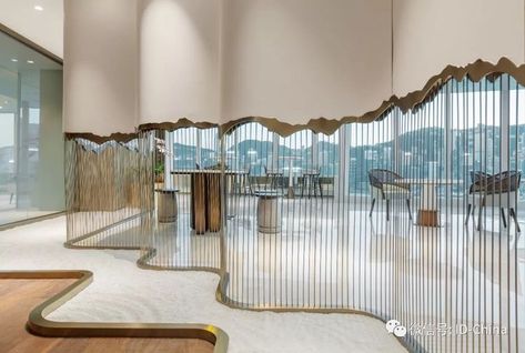 Tailored Layout for a Designer Partition. This design demonstrates an advanced skill in creating high-end spaces. The vertical metal bars, paired with a brass base and wavy-cut contour, create a visually striking and airy separation between zones. The smooth design merges with the surrounding architecture while gently defining the spaces. The layout blends aesthetics with functionality, encouraging natural movement and an open, spacious feel.