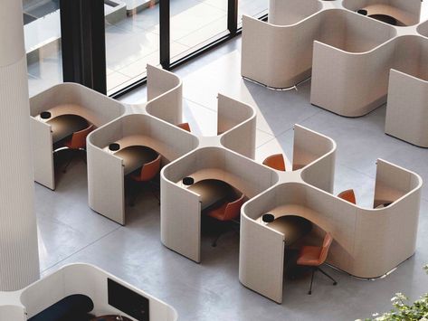 Custom layout for a training and coaching center. This installation highlights expertise in design tailored for training or coaching sessions. The semi-enclosed individual modules provide dedicated spaces for focus and learning. The curved partitions made of soundproof fabric ensure an atmosphere conducive to listening and interaction. Each module is equipped with an ergonomic desk and integrated lighting, offering optimal comfort for users. The overall design creates a functional, modern environment perfectly suited to educational needs.