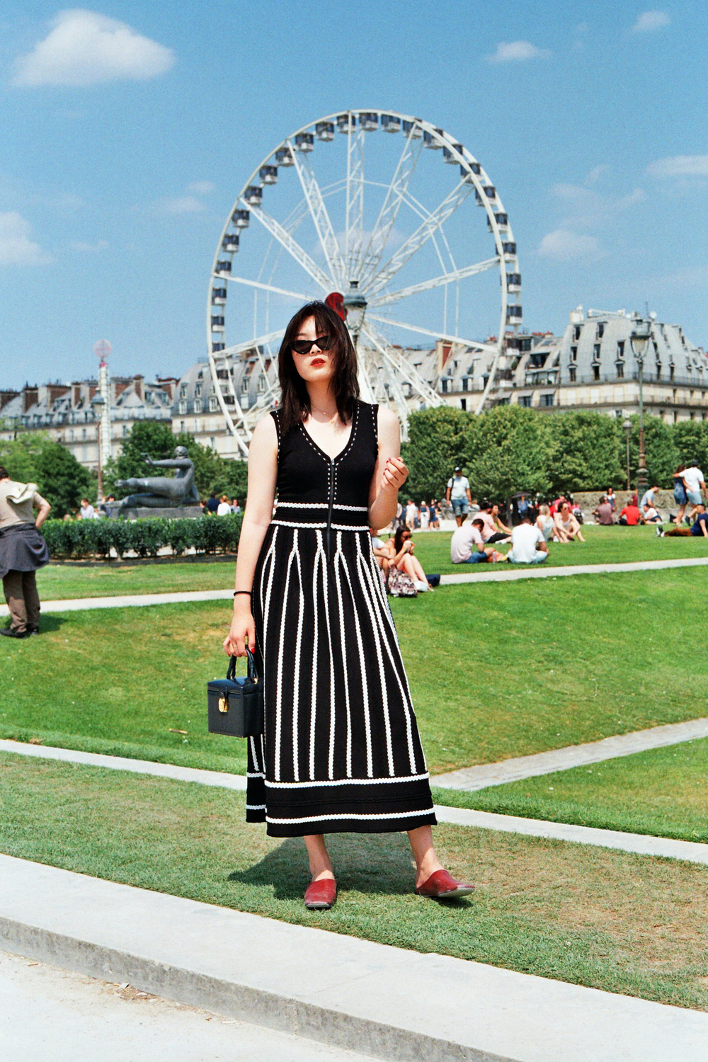 summer photo session in Paris on analog camera