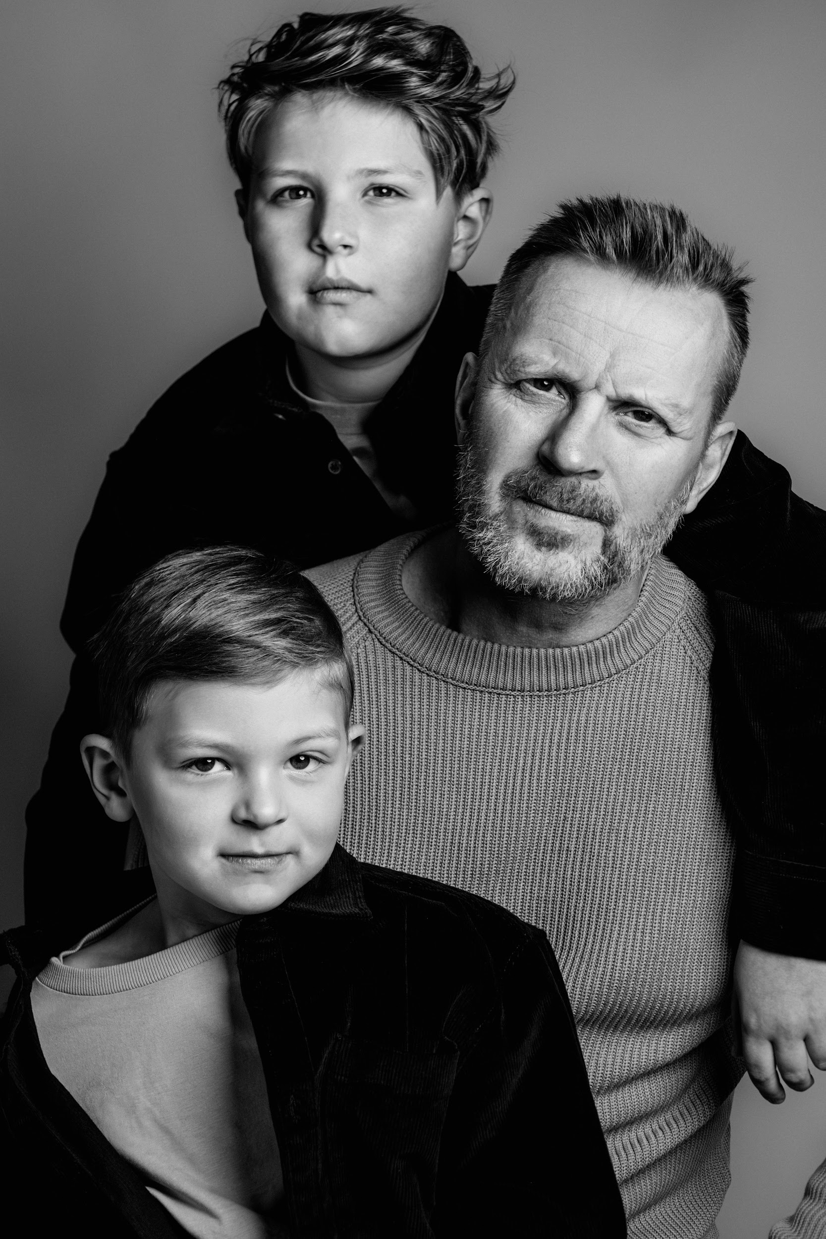 bror og søster ca 10 år gamle holder hender og ser mot kamera.
