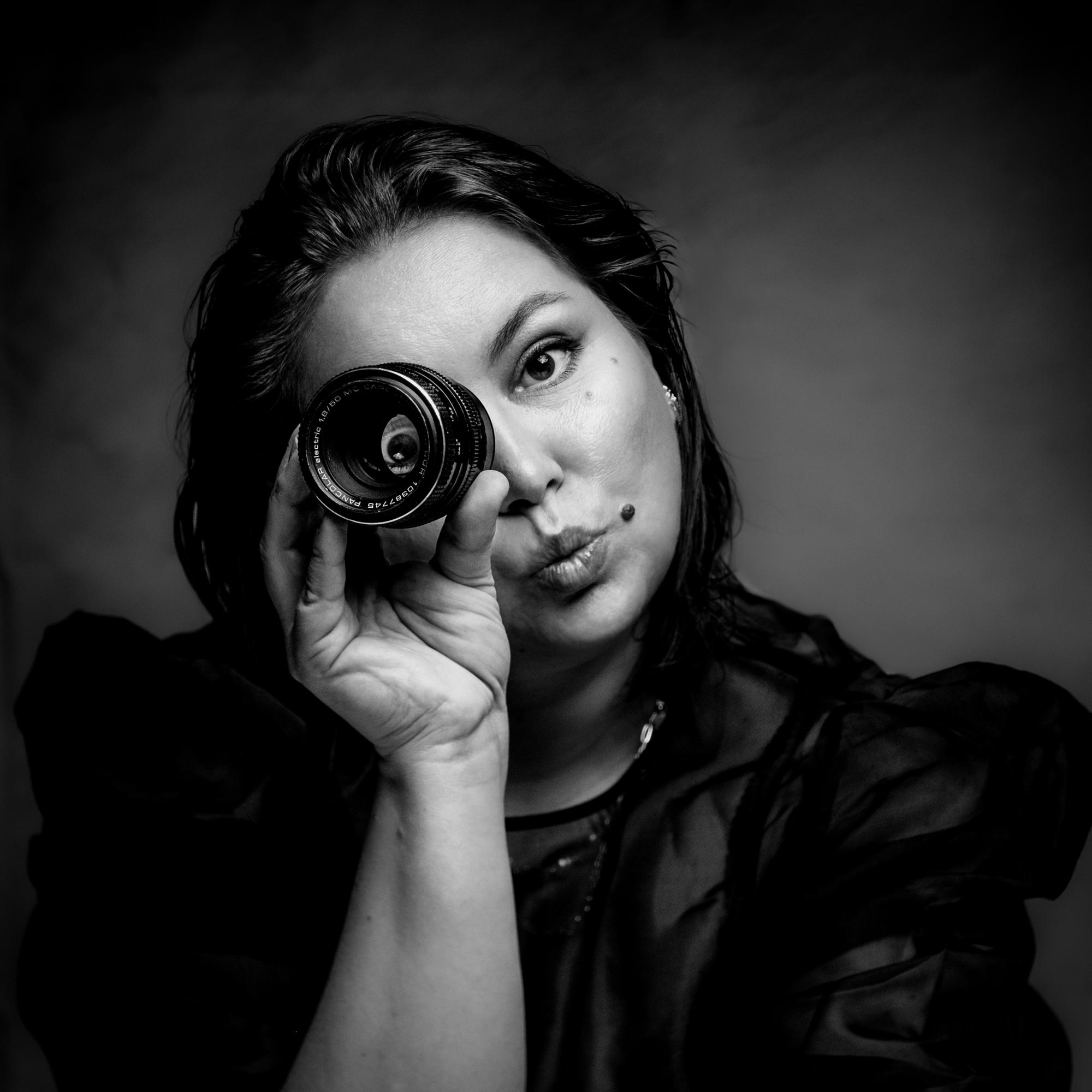 smilende bryllupsfotograf holder fotokamera.