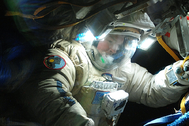 Значимые люди в космосе. Космонавт в космосе. Космонавт в корабле. Россия с космоса.