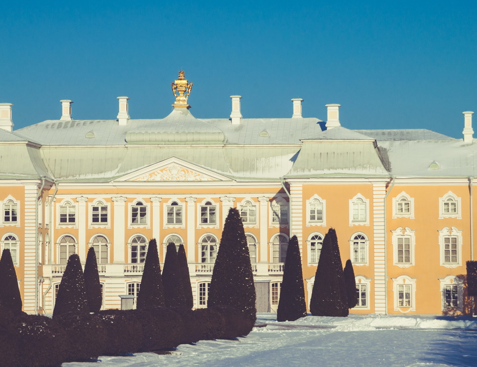 Петергоф в декабре. Петергофский дворец. Госуд музей заповедник Петергоф зимой. Летний дворец в Петергофе зимой. Зима Петергоф лакеи.