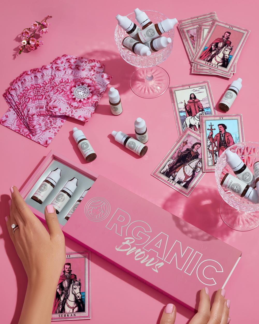 Косметика d'Alba — предметная съёмка на цветном фоне