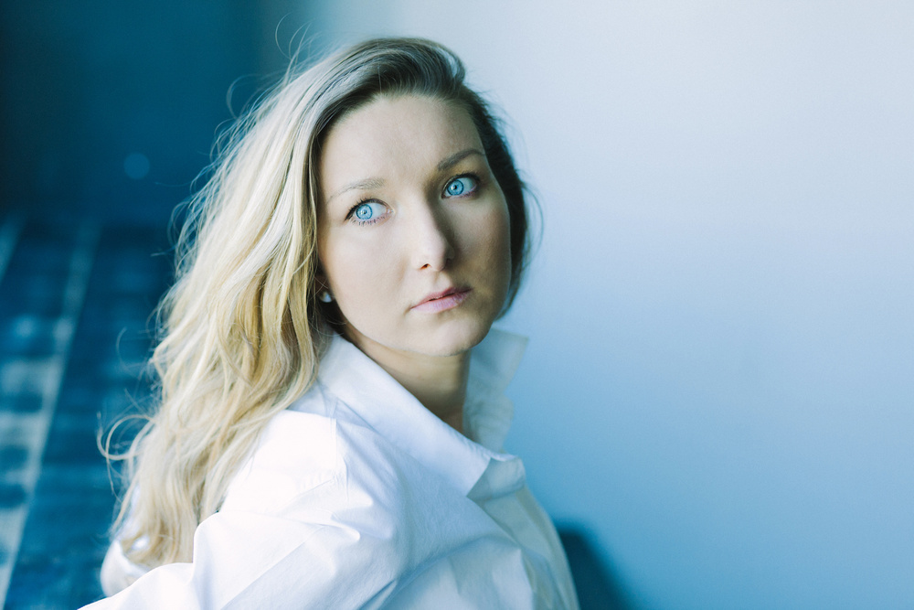 PORTRAIT - Two blue oceans