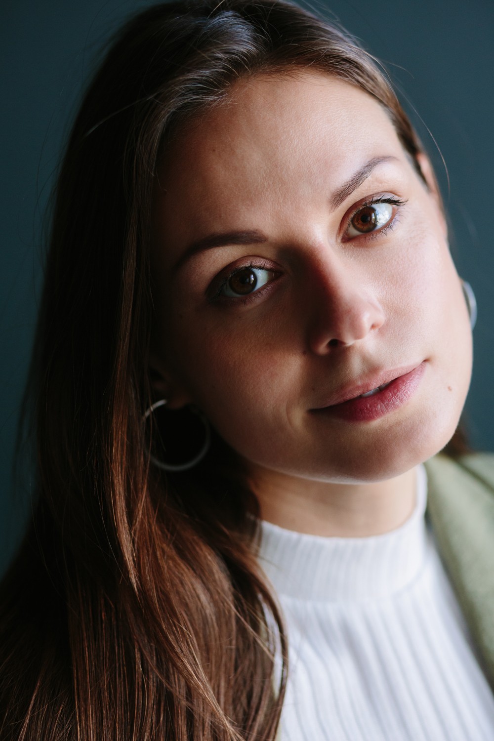 PORTRAIT - Light on the black wall