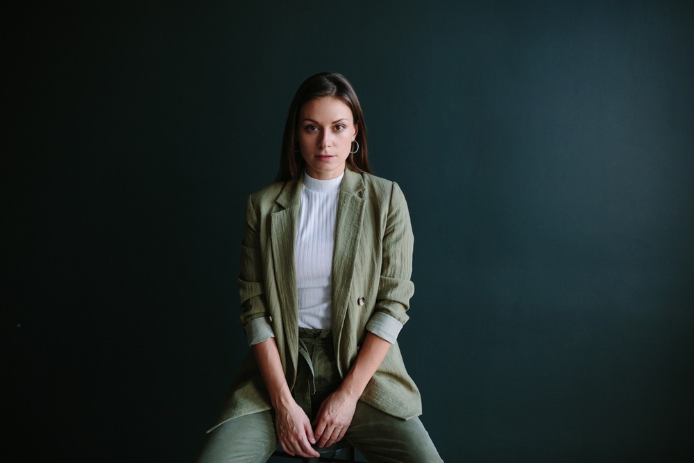 PORTRAIT - Light on the black wall
