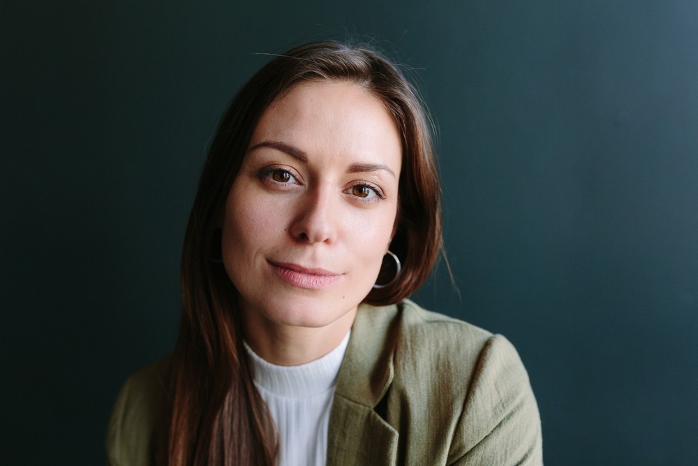 PORTRAIT - Light on the black wall
