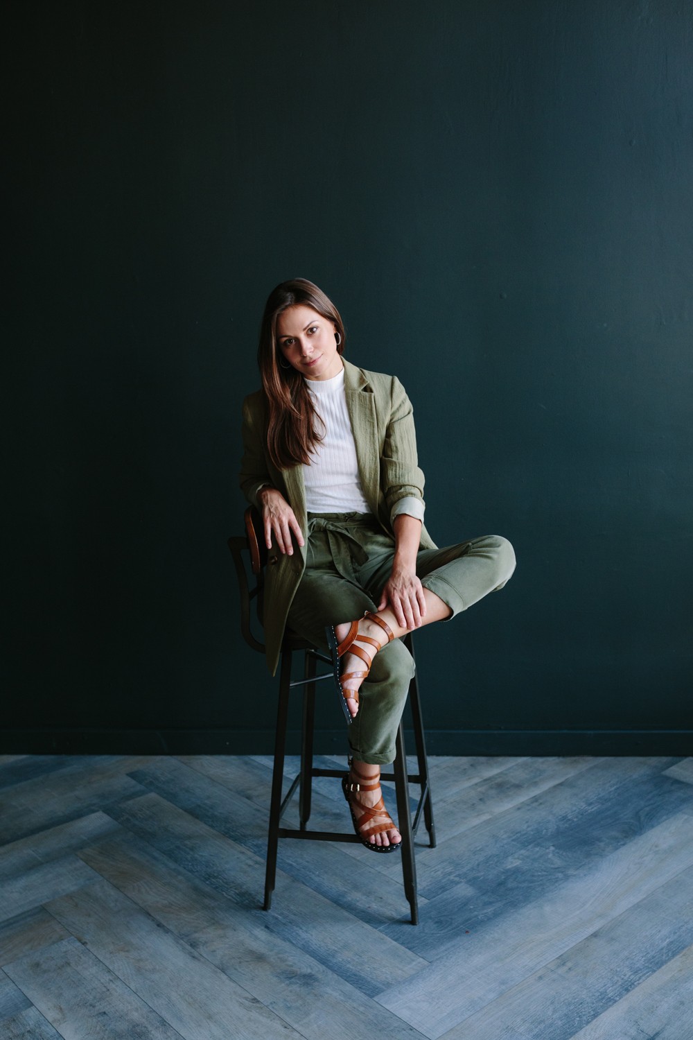 PORTRAIT - Light on the black wall