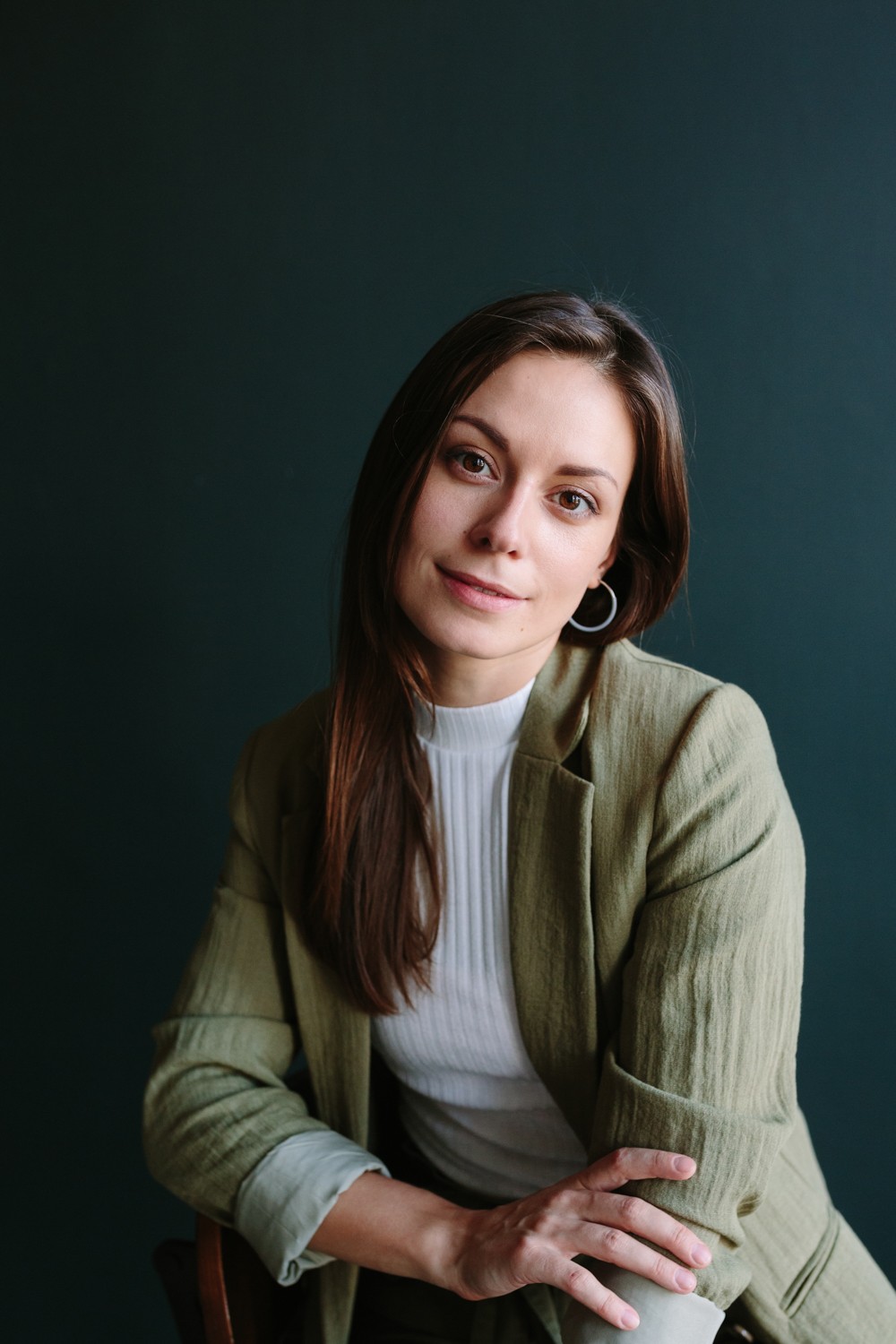 PORTRAIT - Light on the black wall