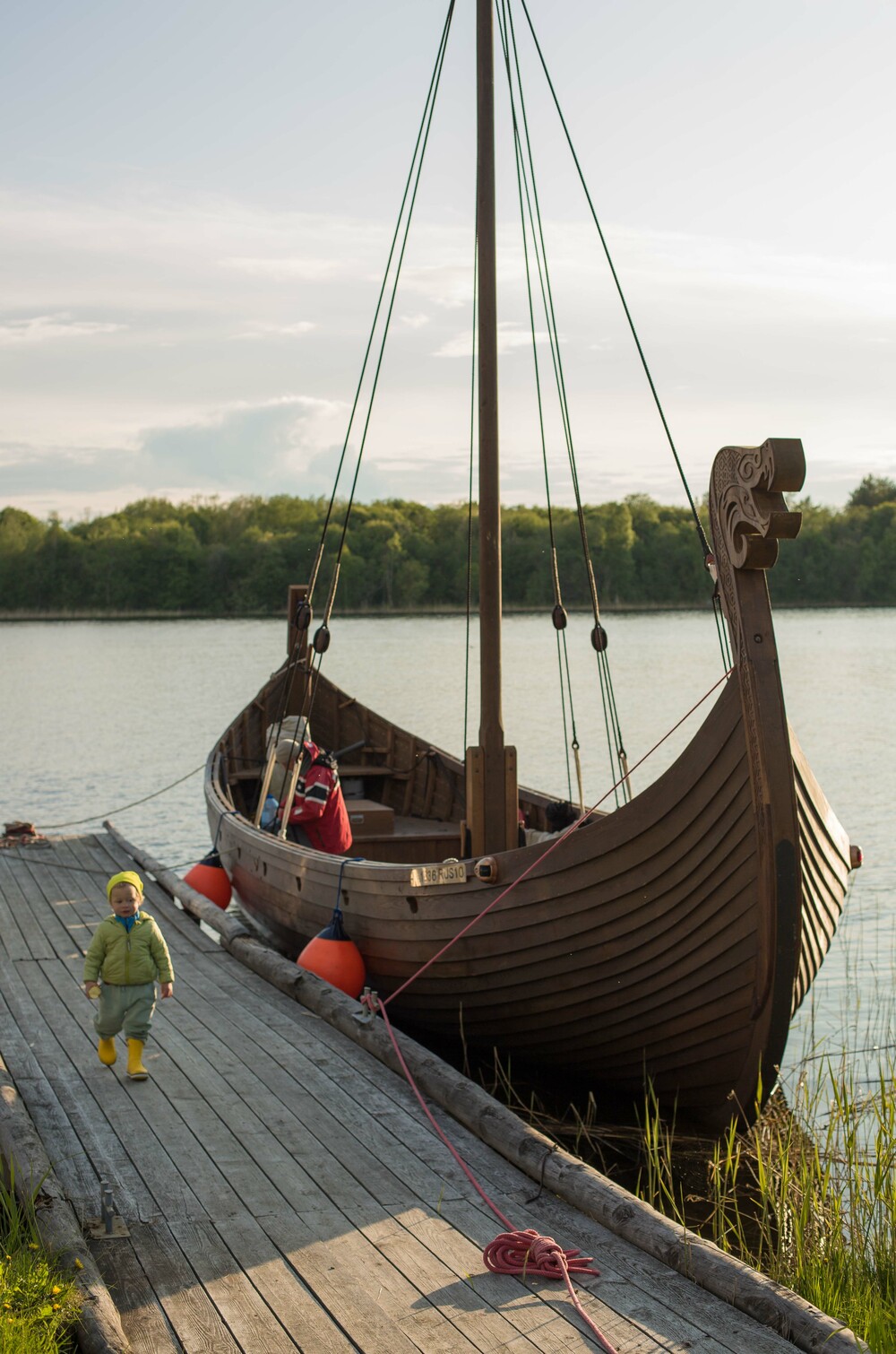 ⛵Водная прогулка по набережной Петрозаводска на ладье Хийси | Катер, лодка  в Петрозаводске в аренду. Яхтинг в Карелии.