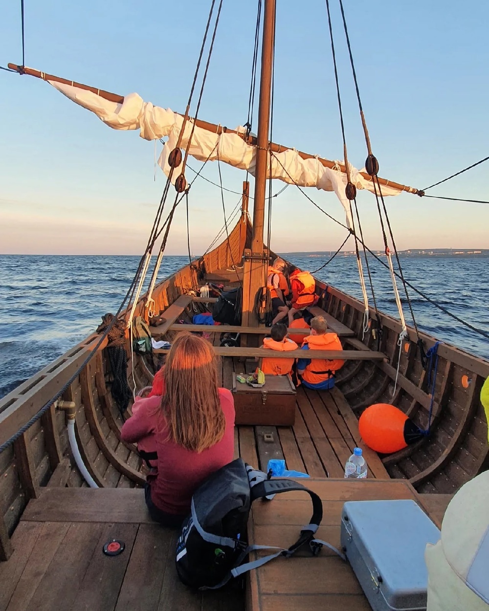 ⛵Водная прогулка по набережной Петрозаводска на ладье Хийси | Катер, лодка  в Петрозаводске в аренду. Яхтинг в Карелии.