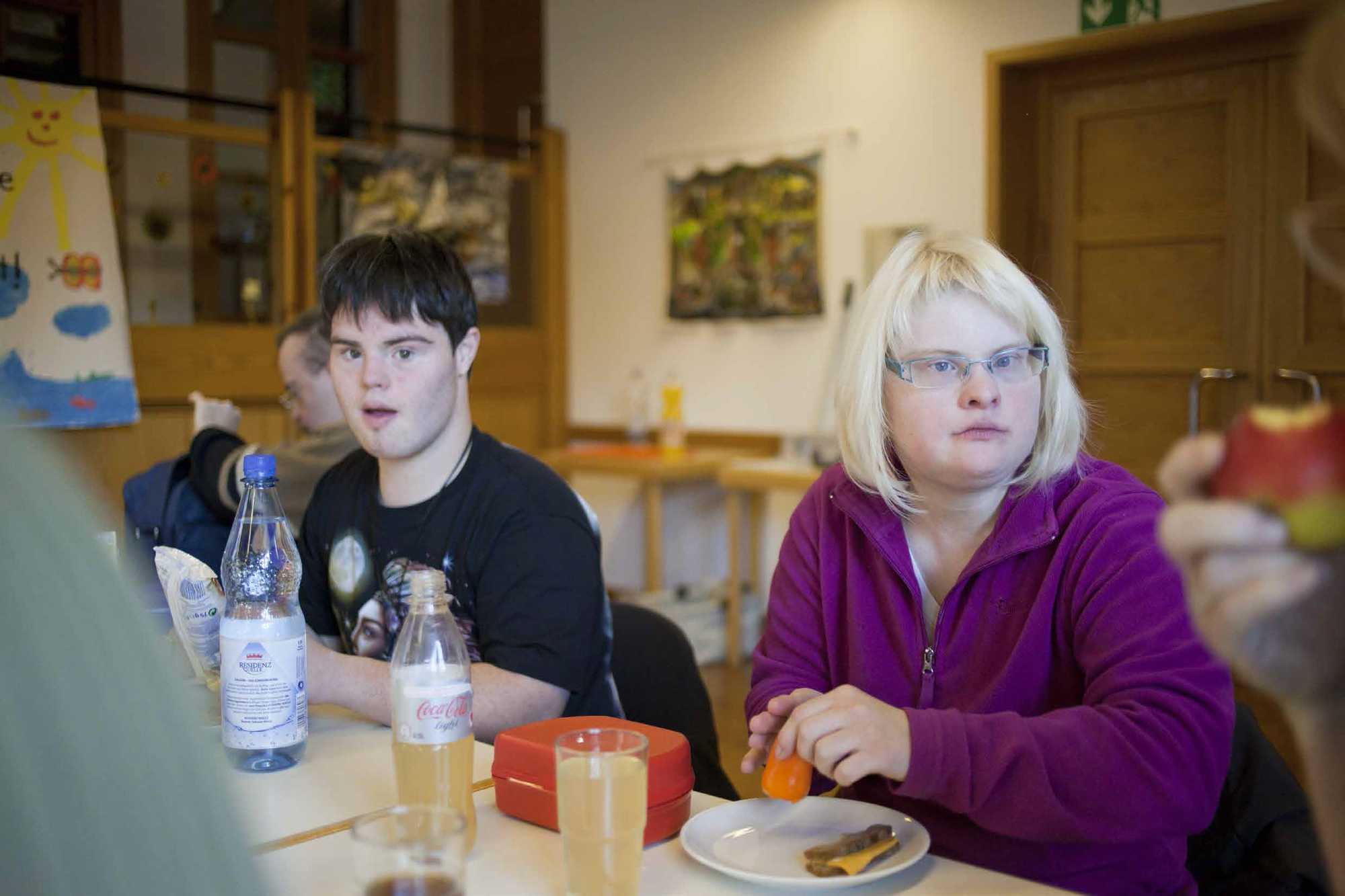 Kinder mit Downsyndrom essen beim Lernwerkstatt Rummelsberger Dienste für Menschen mit Behinderung. Foto