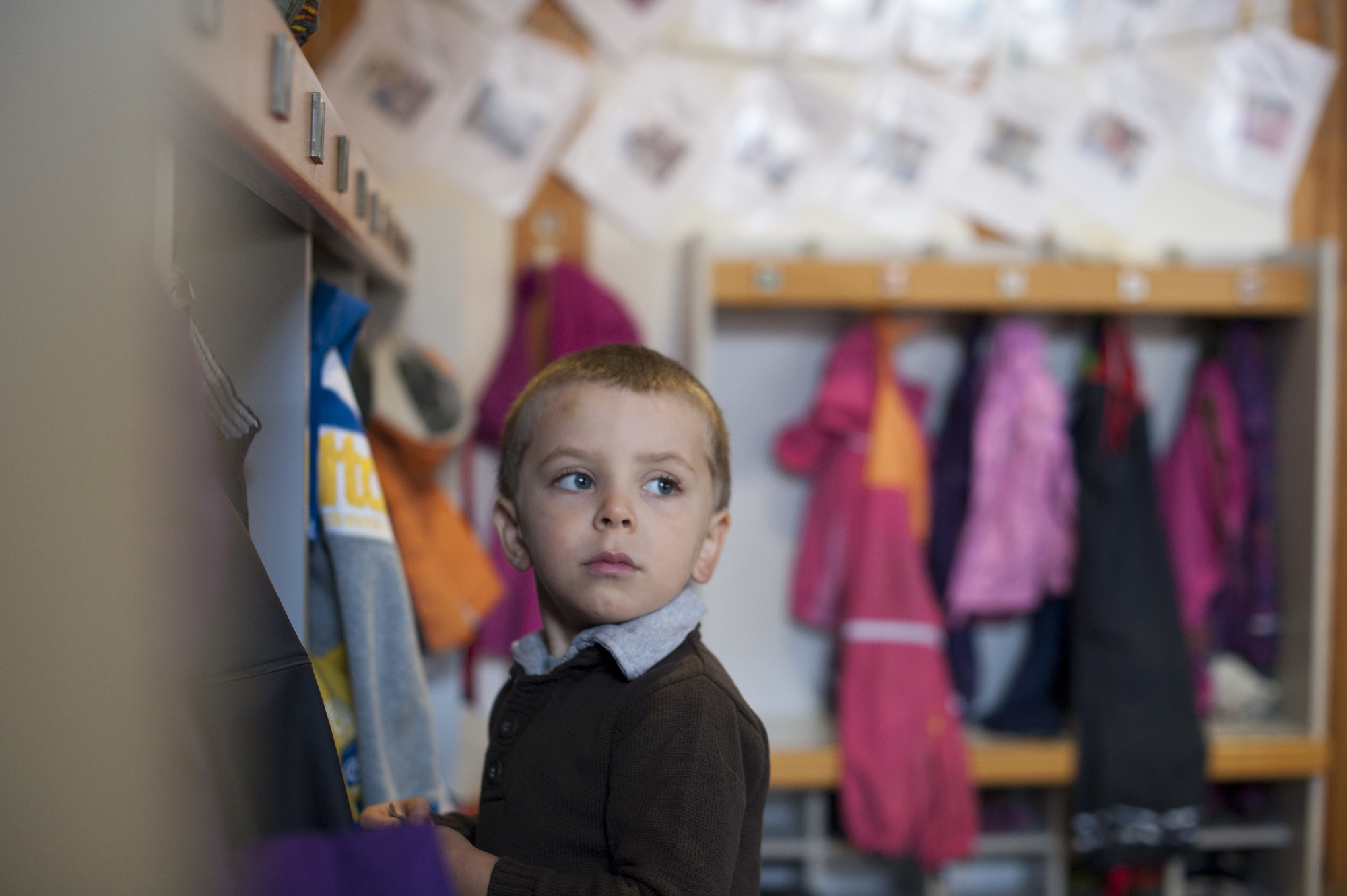 Kindergarten Kind in der Umkleide im Kindergarten Foto