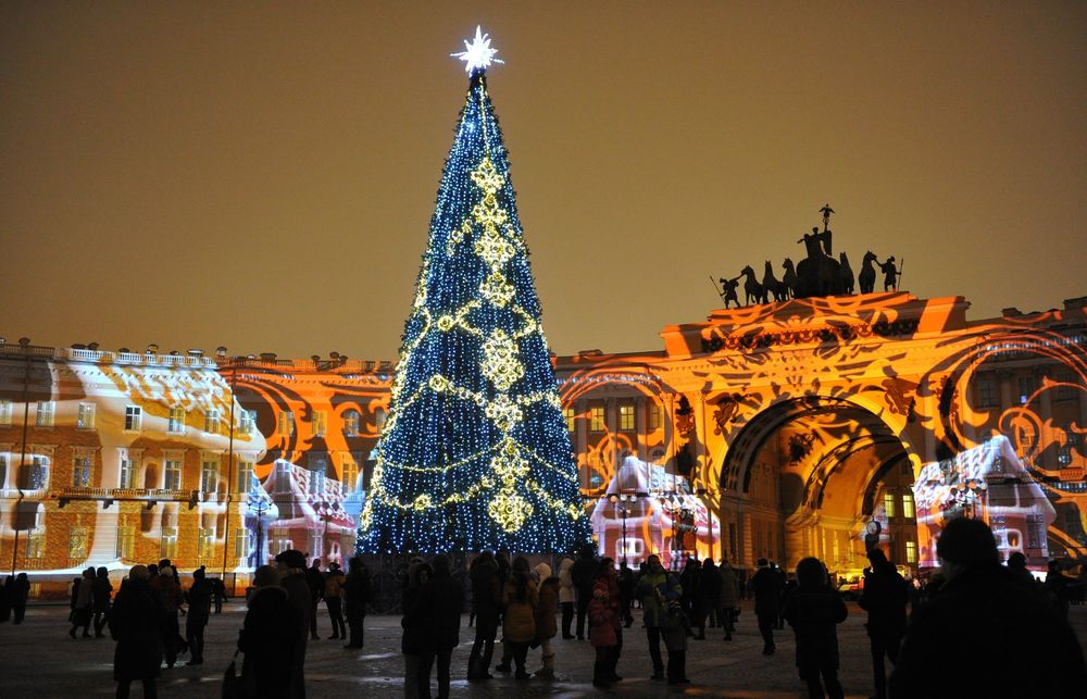 На главной площади Челябинска смонтировали каркас новогодней ёлки