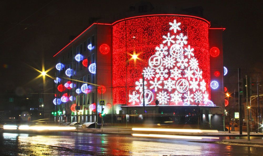 Наряжаем фасады ТЦ к Новогодним праздникам светящимися декорациями