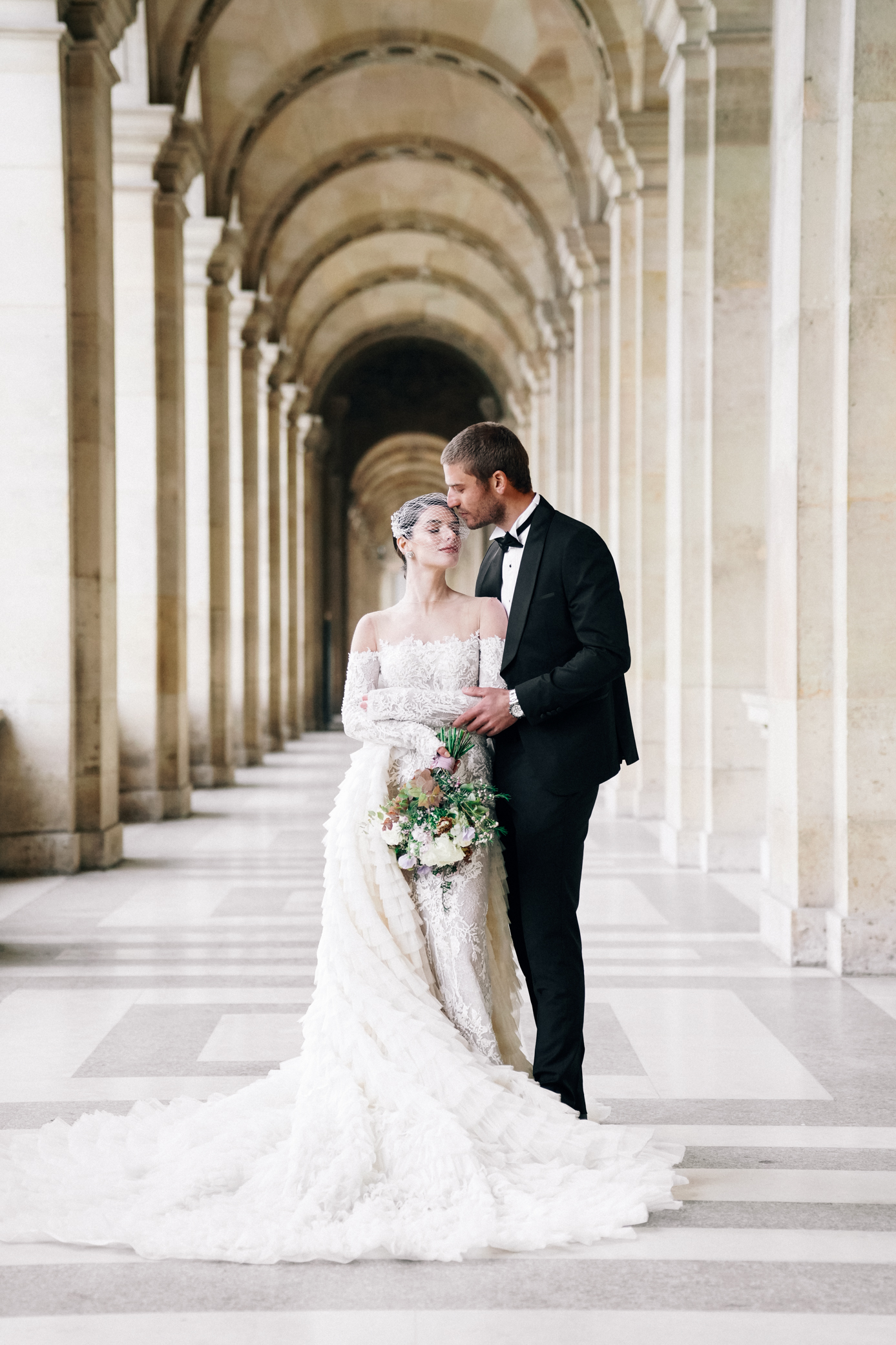  Elegant wedding couple in Paris