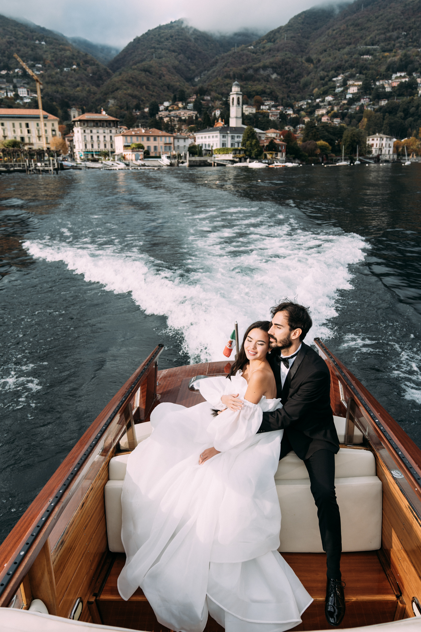 lake como wedding photoshoot with a boat