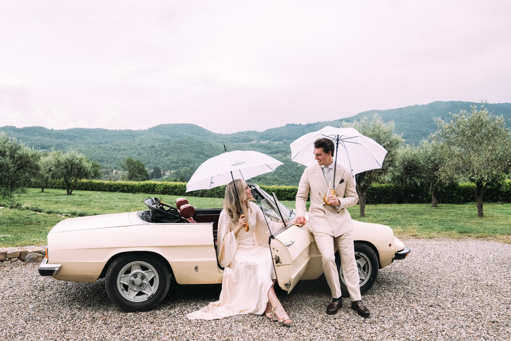 Tuscany wedding with retro car 