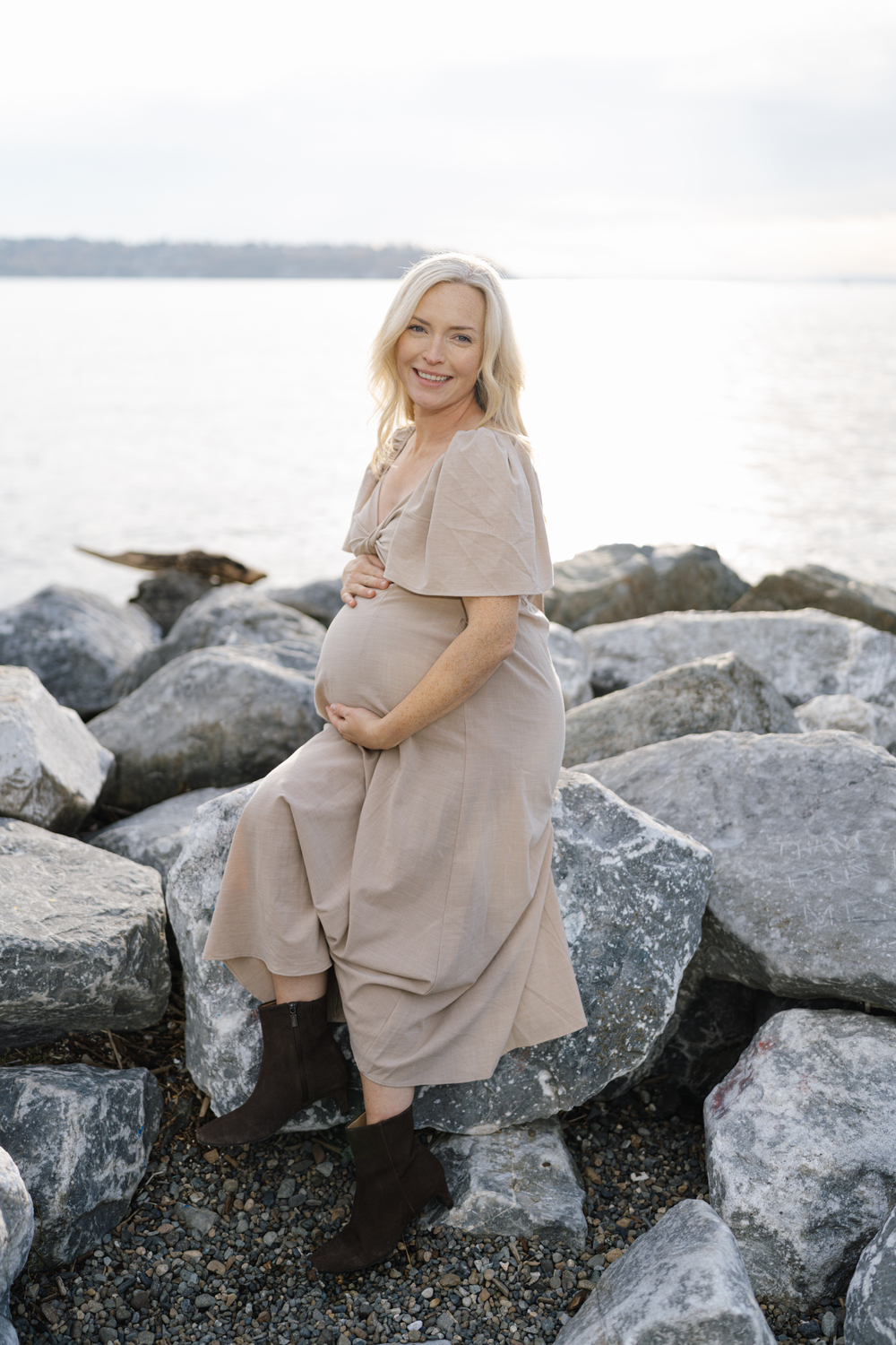 Maternity portrait on the rocks by the water
