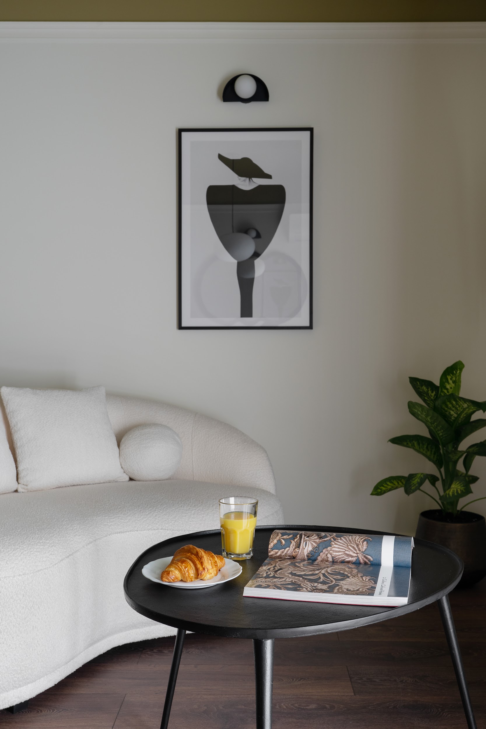 LADO ASATIANI | AIRBNB APARTMENT