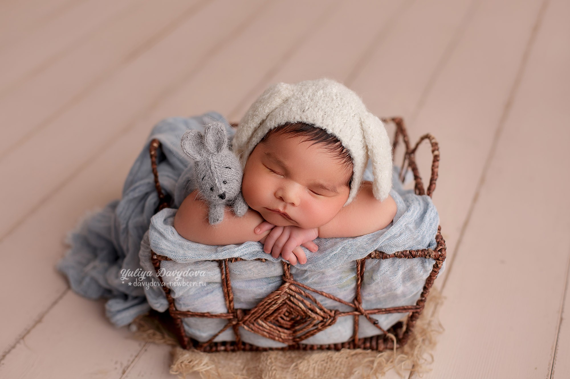 А 4 малыши. Фотограф новорожденных. Фотограф новорожденных Кострома. Newborn серия. Младенец в русской люльке.