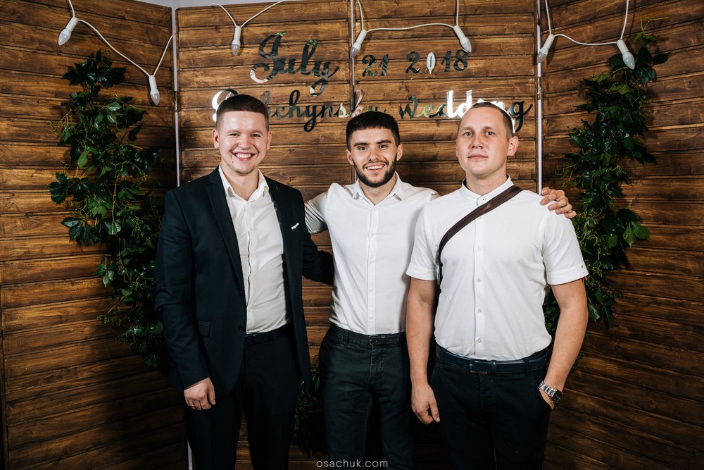 оренда фотозон та декору весілля в ресторані Колиба вуйка Василя
