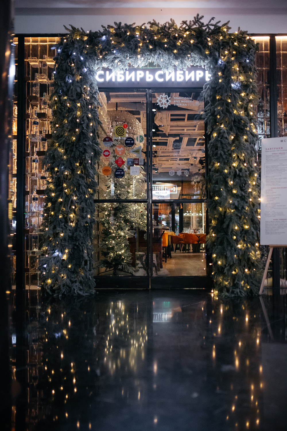 Как оформить ресторан или магазин к Новому году? Примеры проектов со всей России