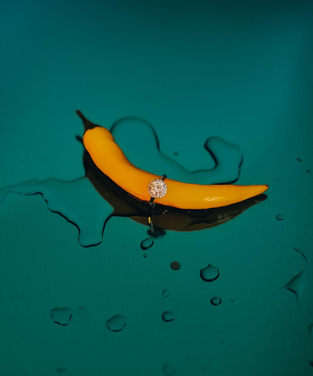 Fotografie editorial inel cu diamant pe banana, concept art realizat de Oana Andrei fotografă comercială