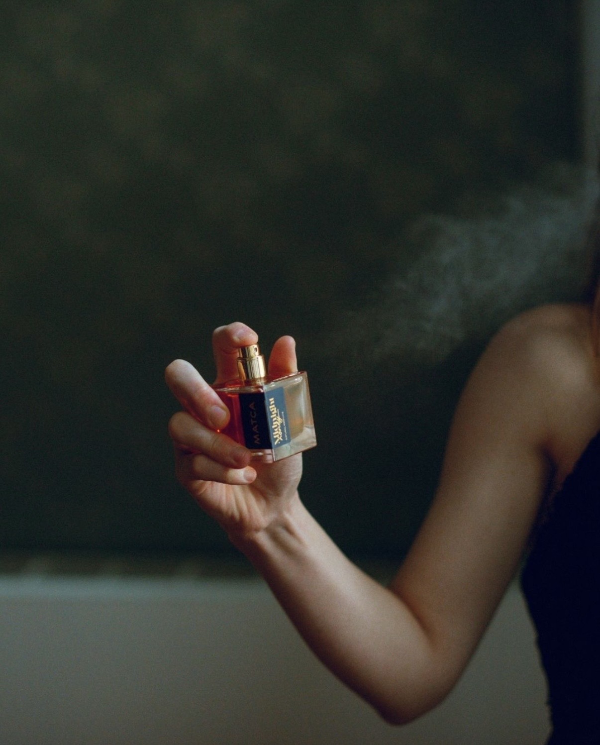 Fotografie comercială parfum matca naturals cu fum, realizată de Oana Andrei, absolventă curs fotografie comercială Academia Vizuală