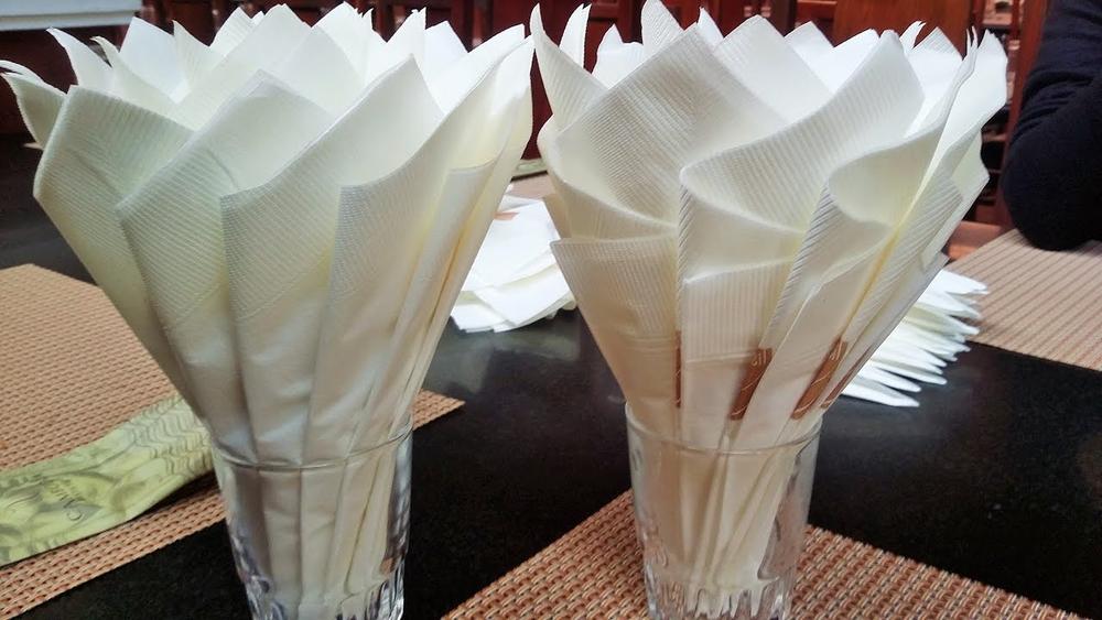 Как красиво сложить бумажные салфетки для сервировки стола: 7 простых способов