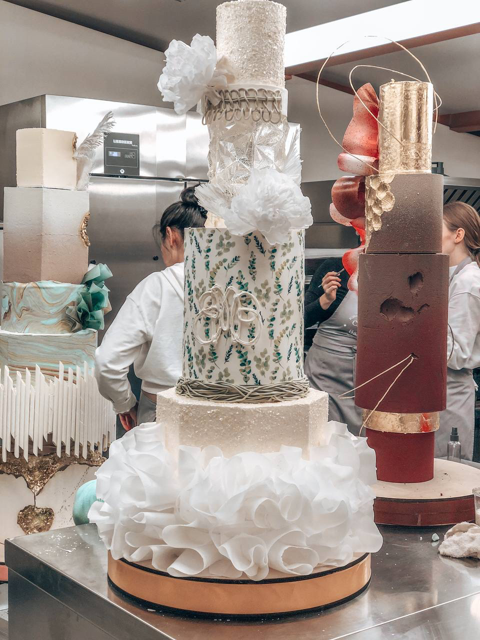 Свадебный торт с сусальным золотом и большими цветами из вафельной бумаги