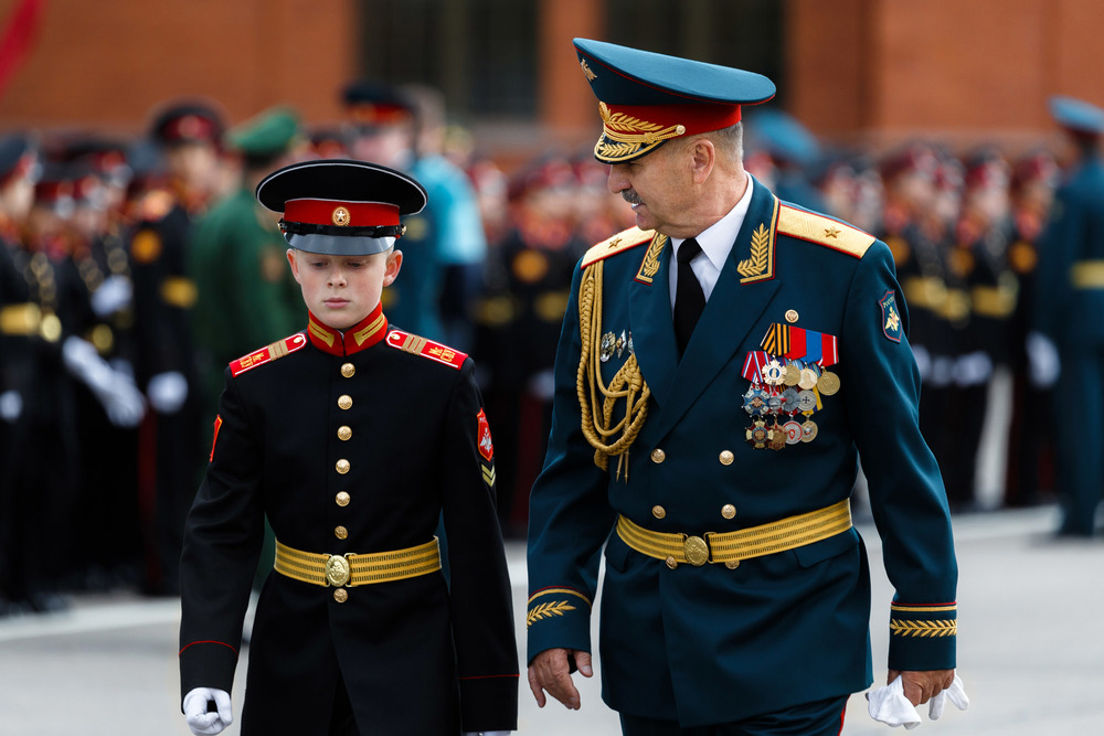 Офицеры фото. Парадная форма офицеров МО РФ. Парадная Генеральская форма РФ. Парадная форма офицеров Министерства обороны. Парадная форма офицера Российской армии 2021.