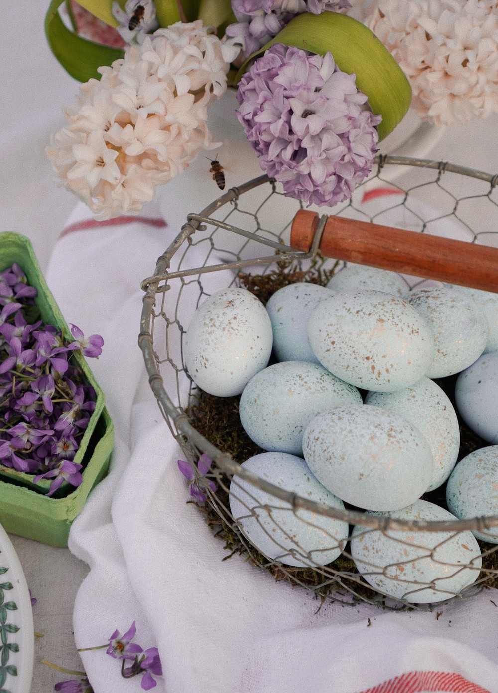Пасхальный DIY: красим яйца в нежно-голубой цвет с помощью краснокочанной  капусты