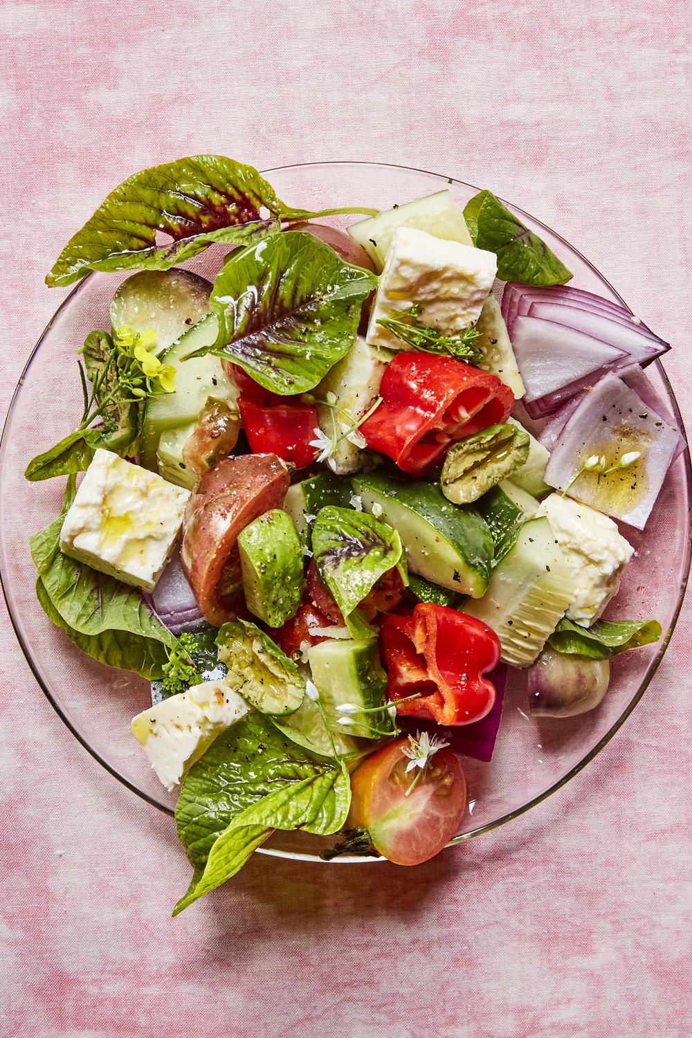 А-ля греческий салат с чесноком и горчицей