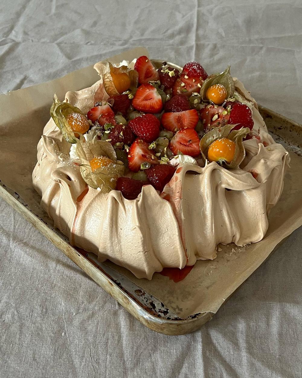 Песочный торт с ягодами и безе «Пани Валевска»