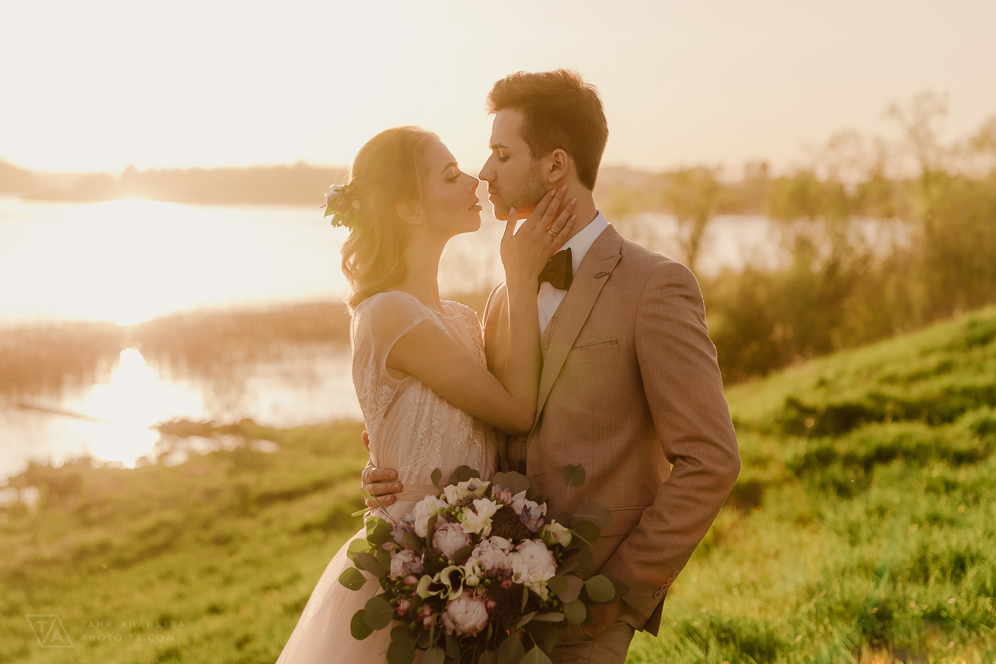 семейное фото. парень кружит девушку на руках. свадьба красота. нежные моменты. романтическая фотосессия.