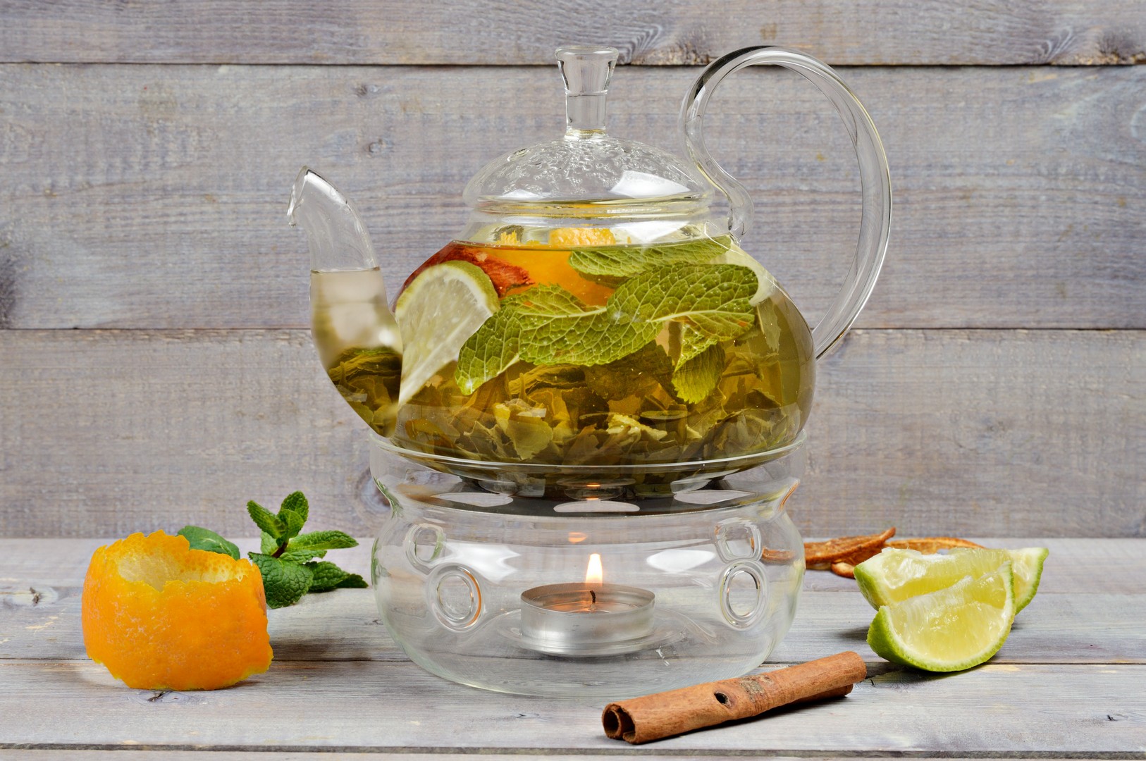 Чай мята лайм. Марокканский чай с мятой. Чай с лаймом. Чай с мятой и корицей. Чай с лаймом и мятой.