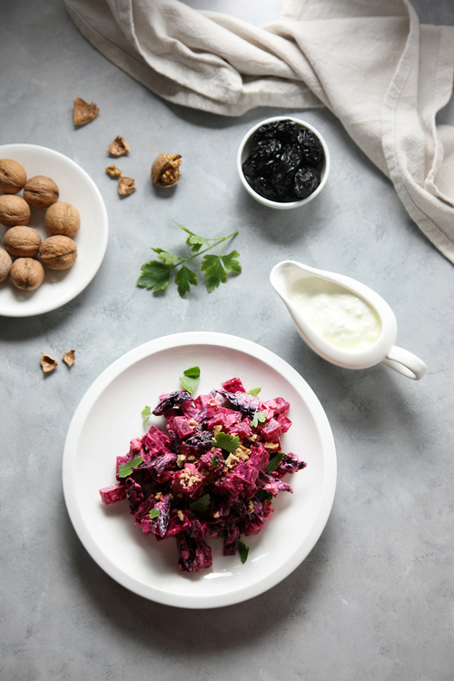 Салат со свеклой, черносливом и грецким орехом