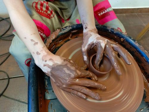 Несколько не учиться. Вероятность в классе 25 учащихся. Школьники в школе. Темнокожий учитель. Ученик сочиняет.