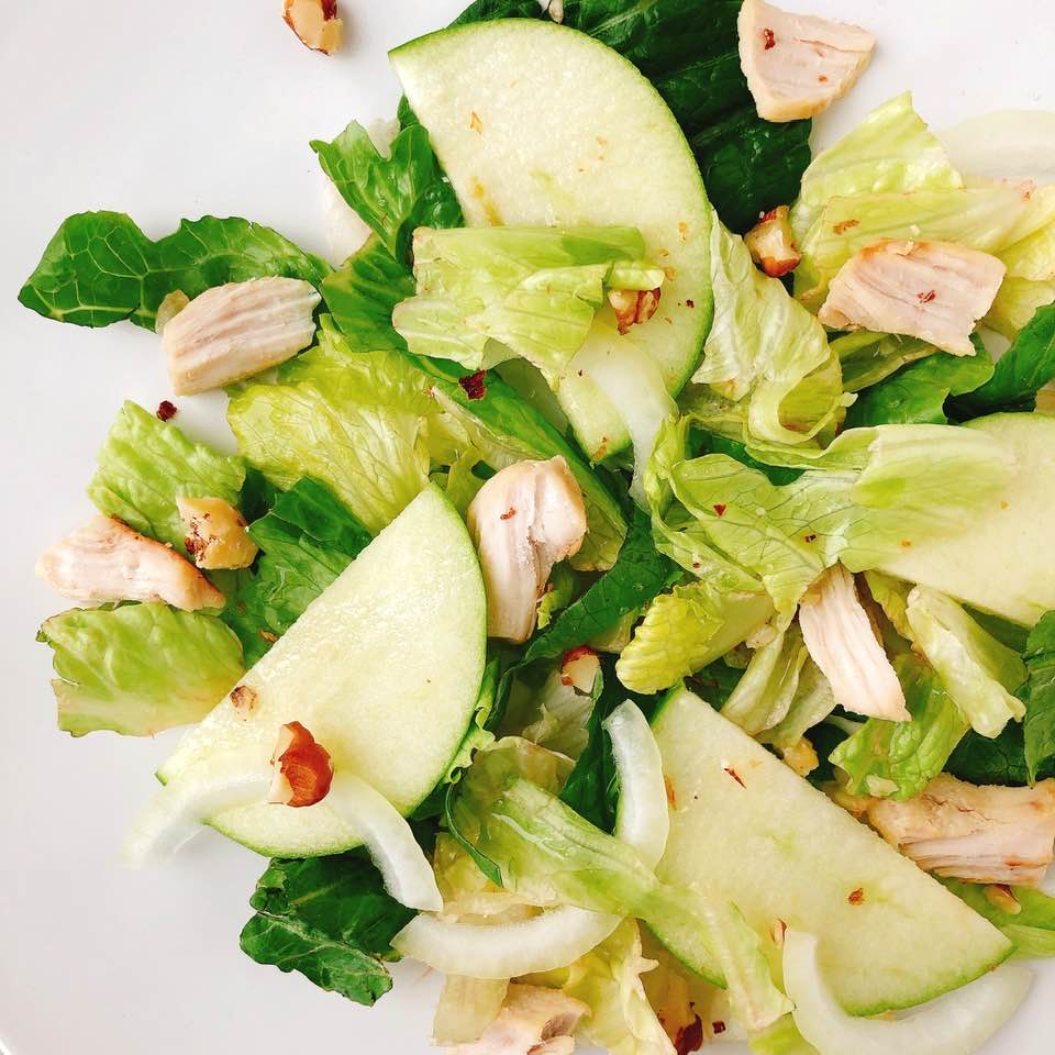 Салат с курицей и грецкими орехами – простые ингредиенты, волшебный вкус: рецепт с фото и видео