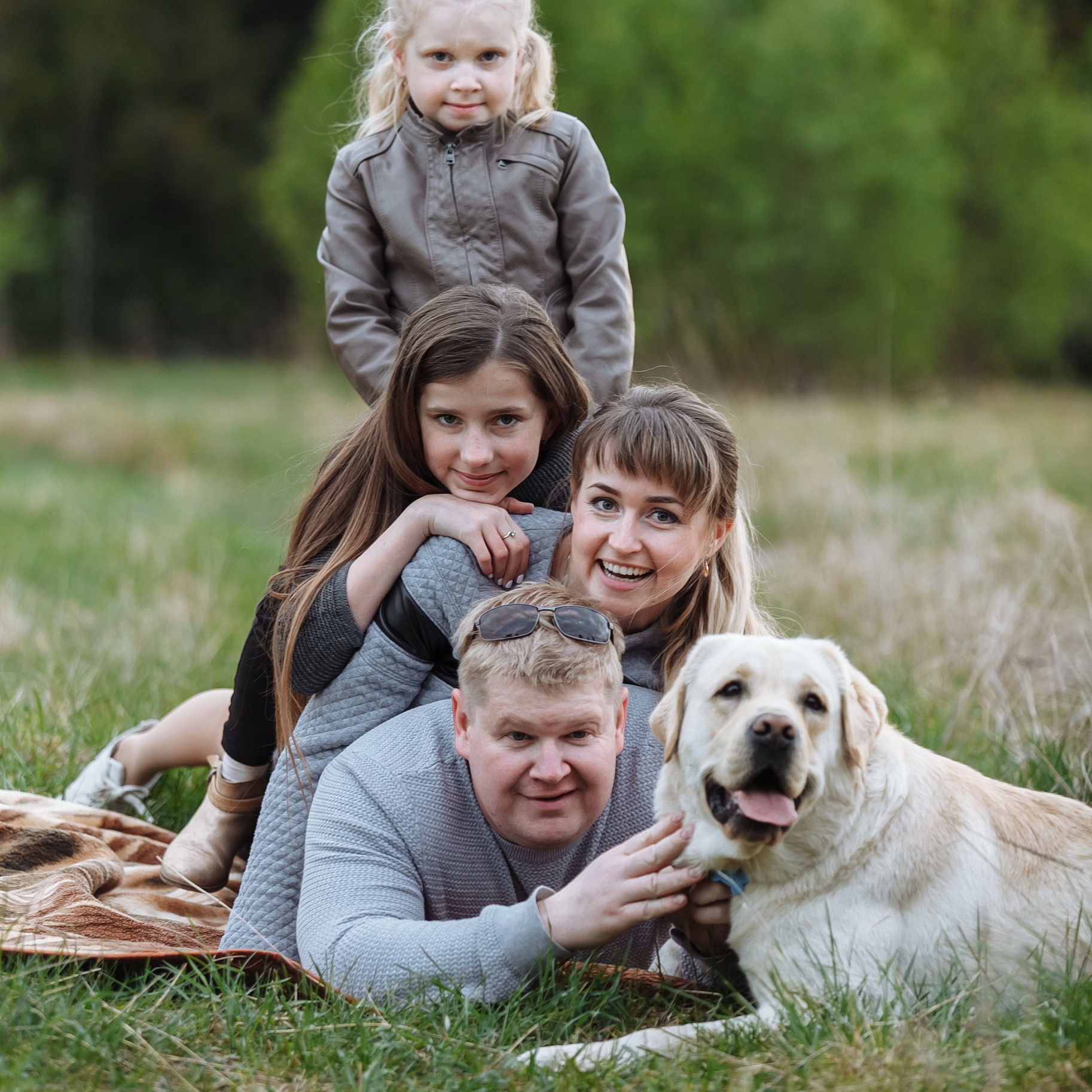Семейное фото с собачкой на природе на пледе