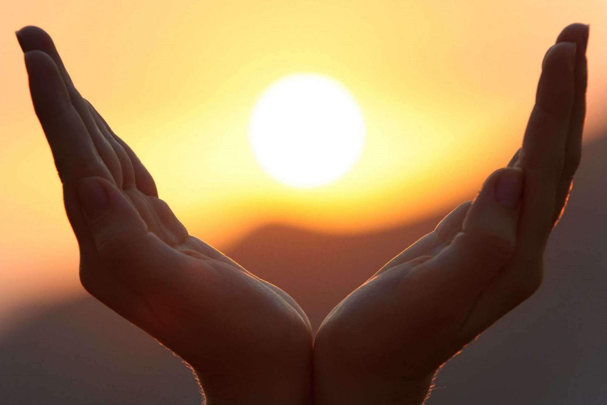 Девушка в солнечных лучах. Пожелания человеческого счастья. Афоризмы про удачу. Человек на вершине. Мотивация на успех.